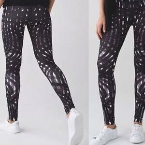 Lululemon 🖤🤍🖤 Wunder Under Pant lll in the brush stream Silver Spoon Black print